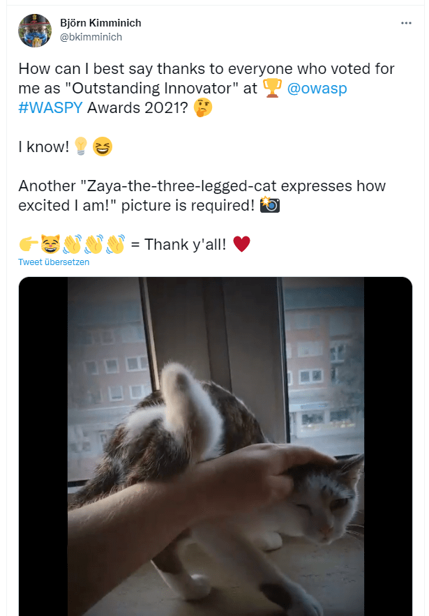 Zaya rowing with a half-amputated hind leg in a Tweet of Bjoern